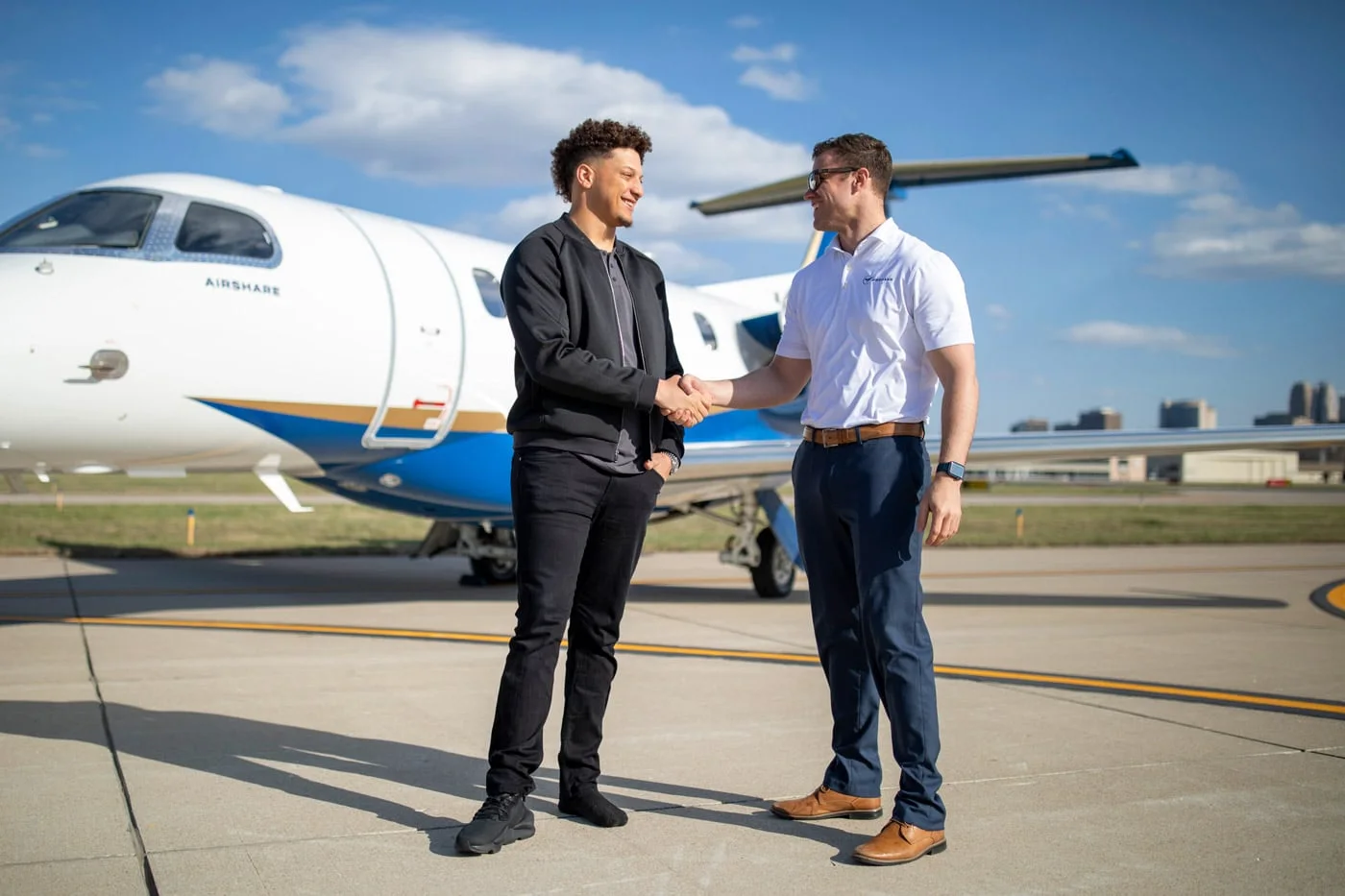 Patrick Mahomes shaking hands with an Airshare pilot